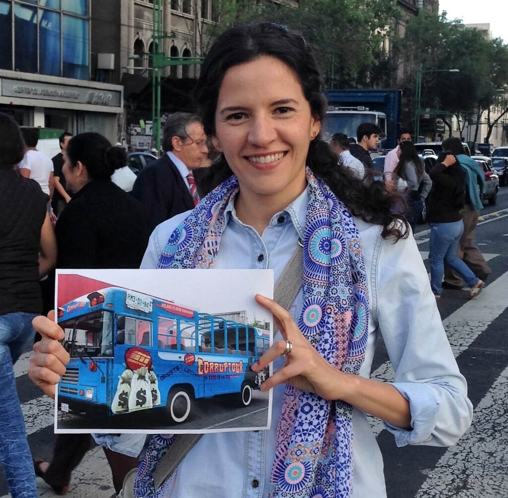 Autobús del #Corruptour recorriendo las calles de la Ciudad de 
México para visibilizar los monumentos a la corrupción con 
educación cívica